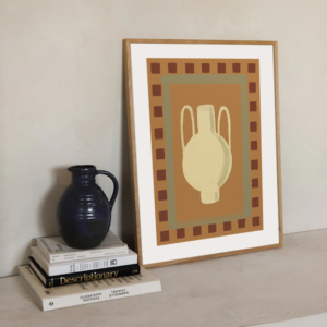 Deze abstracte kunstprint toont een gestileerde vaasvorm in subtiele beige en crèmekleuren, geplaatst tegen een warme, aardetint achtergrond. De vaas heeft een eenvoudige maar elegante vorm, met twee bogen aan de bovenkant, omgeven door een rechthoekige lijst met een rasterpatroon in donkerbruine tinten. Het minimalistische design en het warme kleurenschema maken deze print een perfect decorstuk voor een moderne of retro-geïnspireerde ruimte. Ideaal voor liefhebbers van abstracte kunst en ingetogen vormen.