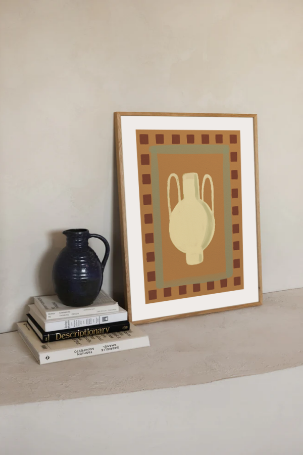 Deze abstracte kunstprint toont een gestileerde vaasvorm in subtiele beige en crèmekleuren, geplaatst tegen een warme, aardetint achtergrond. De vaas heeft een eenvoudige maar elegante vorm, met twee bogen aan de bovenkant, omgeven door een rechthoekige lijst met een rasterpatroon in donkerbruine tinten. Het minimalistische design en het warme kleurenschema maken deze print een perfect decorstuk voor een moderne of retro-geïnspireerde ruimte. Ideaal voor liefhebbers van abstracte kunst en ingetogen vormen.