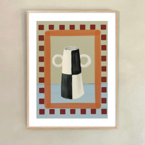 Deze abstracte kunstprint toont een gestileerde vaasvorm in subtiele beige en crèmekleuren, geplaatst tegen een warme, aardetint achtergrond. De vaas heeft een eenvoudige maar elegante vorm, met twee bogen aan de bovenkant, omgeven door een rechthoekige lijst met een rasterpatroon in donkerbruine tinten. Het minimalistische design en het warme kleurenschema maken deze print een perfect decorstuk voor een moderne of retro-geïnspireerde ruimte. Ideaal voor liefhebbers van abstracte kunst en ingetogen vormen.