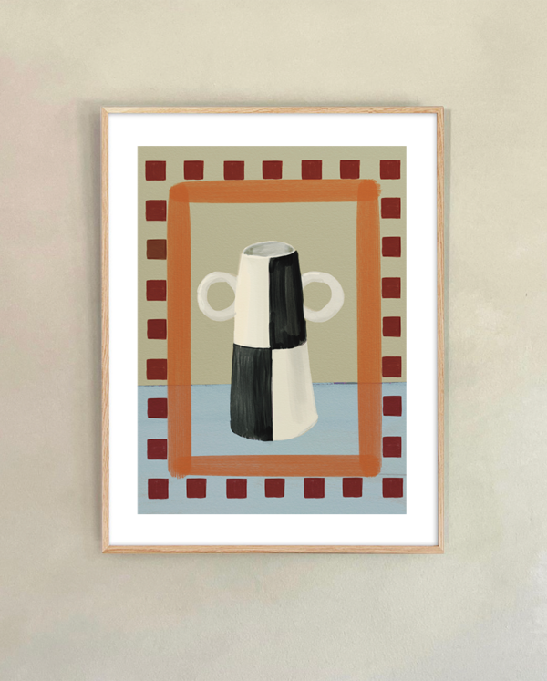 Deze abstracte kunstprint toont een gestileerde vaasvorm in subtiele beige en crèmekleuren, geplaatst tegen een warme, aardetint achtergrond. De vaas heeft een eenvoudige maar elegante vorm, met twee bogen aan de bovenkant, omgeven door een rechthoekige lijst met een rasterpatroon in donkerbruine tinten. Het minimalistische design en het warme kleurenschema maken deze print een perfect decorstuk voor een moderne of retro-geïnspireerde ruimte. Ideaal voor liefhebbers van abstracte kunst en ingetogen vormen.